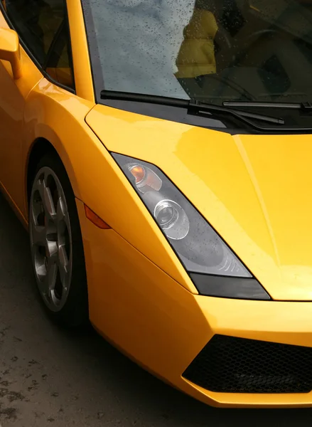 Nádherné žluté auto — Stock fotografie