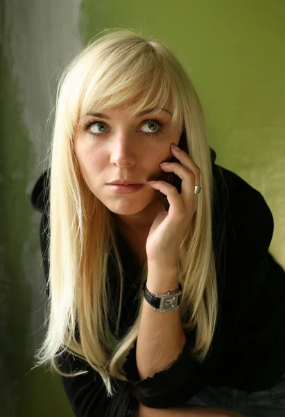 Menina com o telefone — Fotografia de Stock