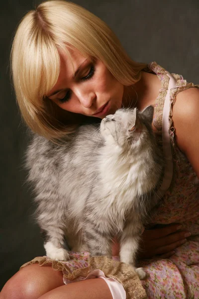 Dziewczyna z kotkiem — Zdjęcie stockowe