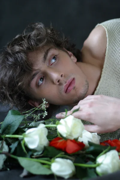 O jovem com rosas — Fotografia de Stock