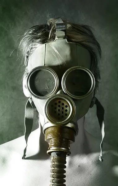 Flickan i en gasmask — Stockfoto