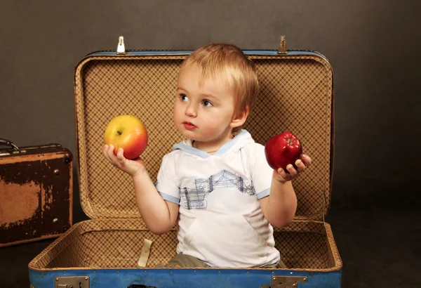 Fiú egy almával — Stock Fotó