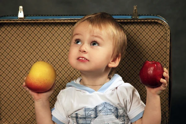 Bir elma ile çocuk — Stok fotoğraf
