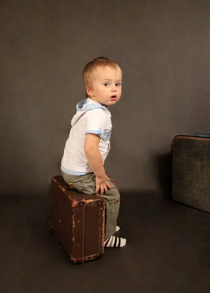 Старый чемодан — стоковое фото