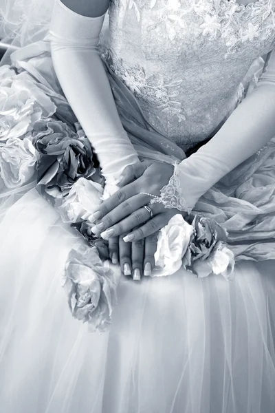 Mãos da noiva — Fotografia de Stock