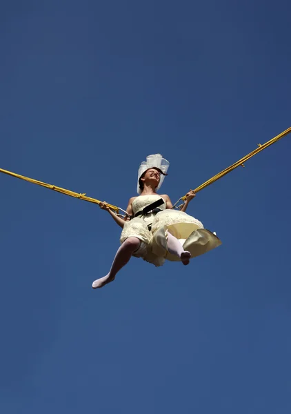 Bride jumping — Stock Photo, Image