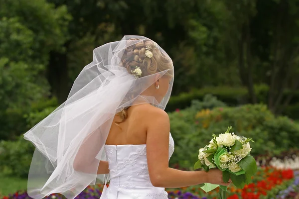 Die Braut im Park — Stockfoto