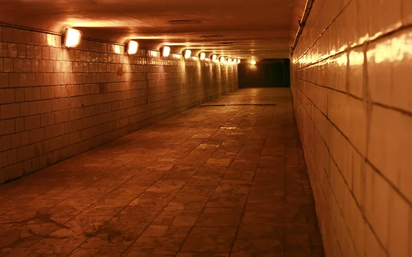 Túnel em uma cidade urbana — Fotografia de Stock