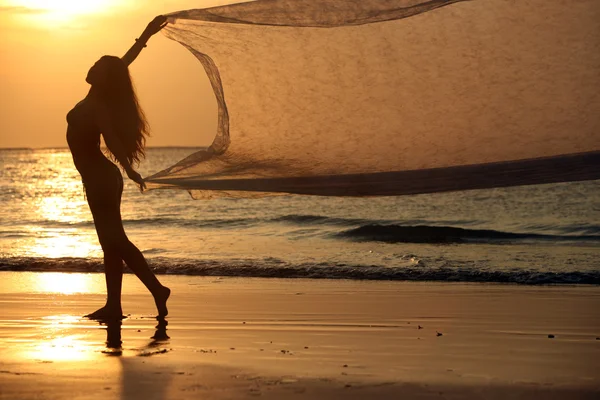 La bella donna su una costa — Foto Stock