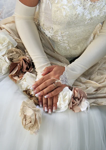 Mãos da noiva — Fotografia de Stock