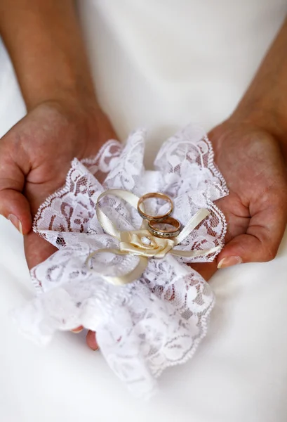Garter and wedding rings — Stock Photo, Image