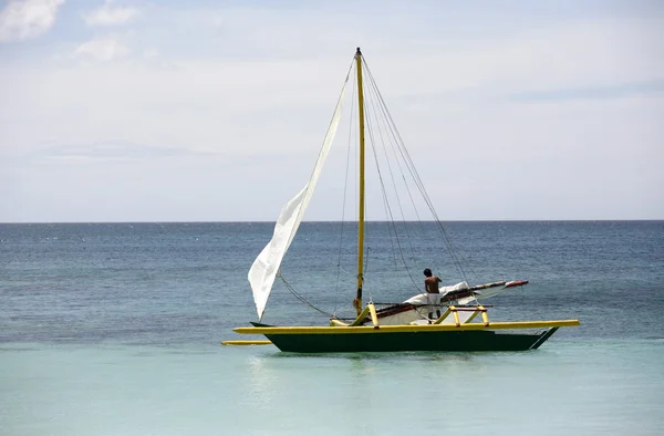 Barco solitário no oceano — Fotografia de Stock