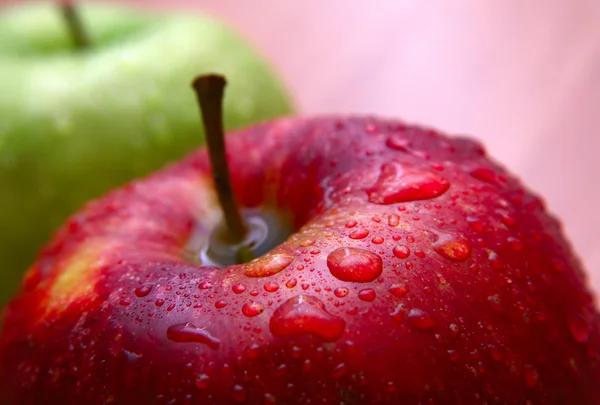 Мокрий apple — стокове фото
