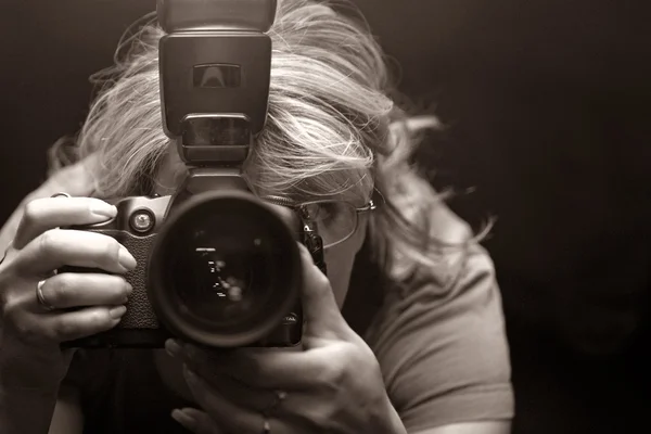 Ο φωτογράφος - γυναίκα — Φωτογραφία Αρχείου