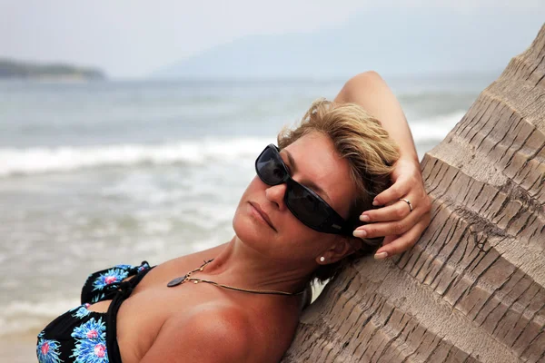 Mujer en una playa —  Fotos de Stock