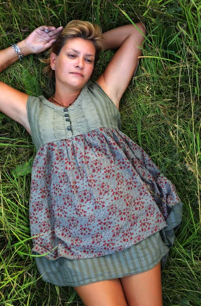 Mujer en la hierba —  Fotos de Stock