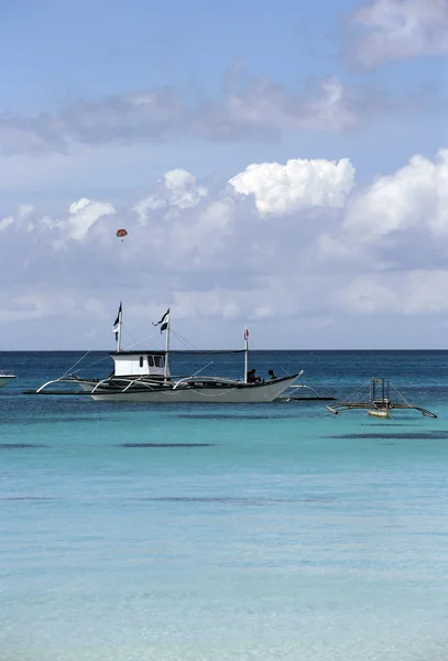Одинокие лодки у океана — стоковое фото