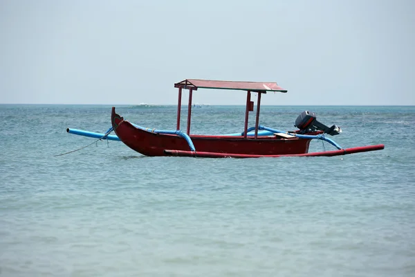 Barco solitário no oceano — Fotografia de Stock