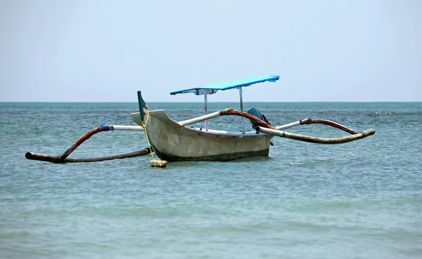 Ensam båt på havet — Stockfoto
