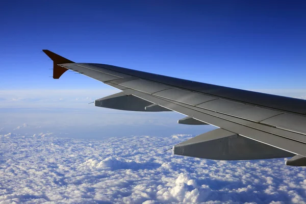 Vleugel van het vliegtuig — Stockfoto