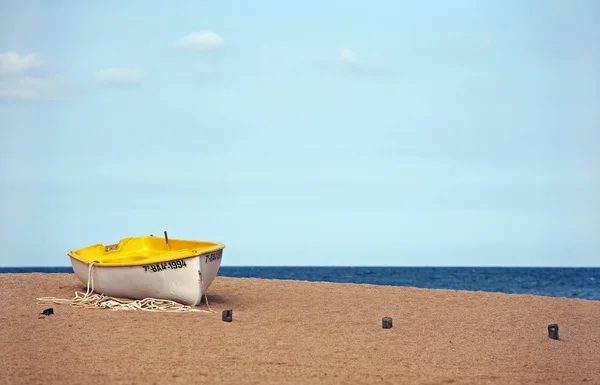 Βάρκα σε μια παραλία — Φωτογραφία Αρχείου