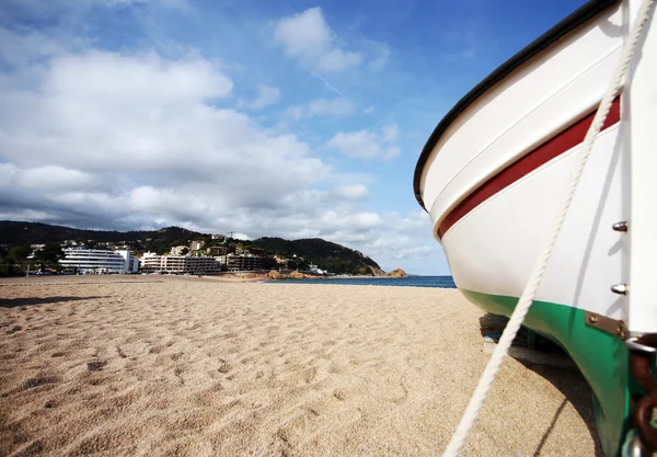 Човен на пляжі — стокове фото
