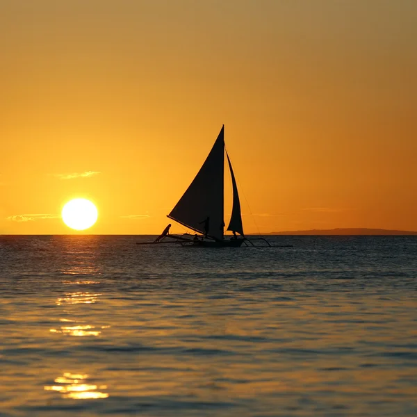Dryfująca łódź na zachodzie słońca — Zdjęcie stockowe