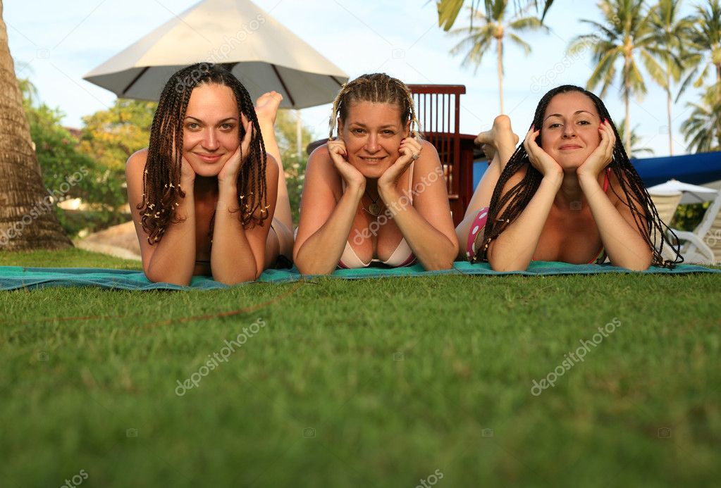 http://static6.depositphotos.com/1125999/620/i/950/depositphotos_6207082-Three-girlfriends.jpg