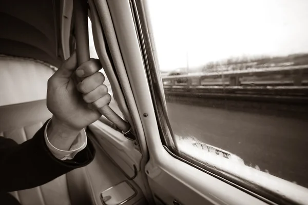 The man's hand keeps for the handle of the automobile. — Stock Photo, Image