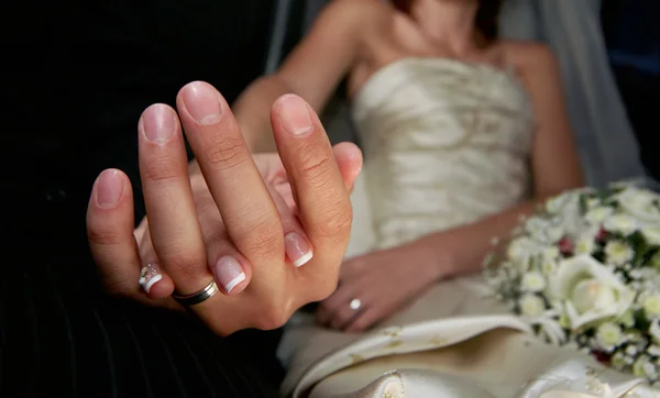 Hand van de bruidegom en de bruid — Stockfoto