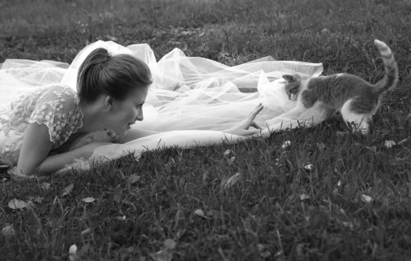 美丽的新娘和小猫 — 图库照片
