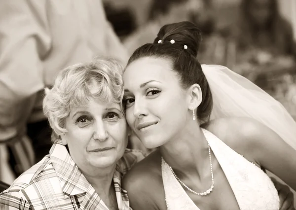 Noiva com a avó — Fotografia de Stock