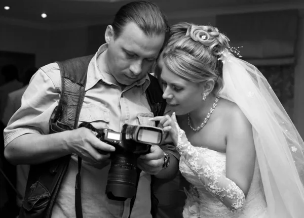 Bruid en de fotograaf — Stockfoto