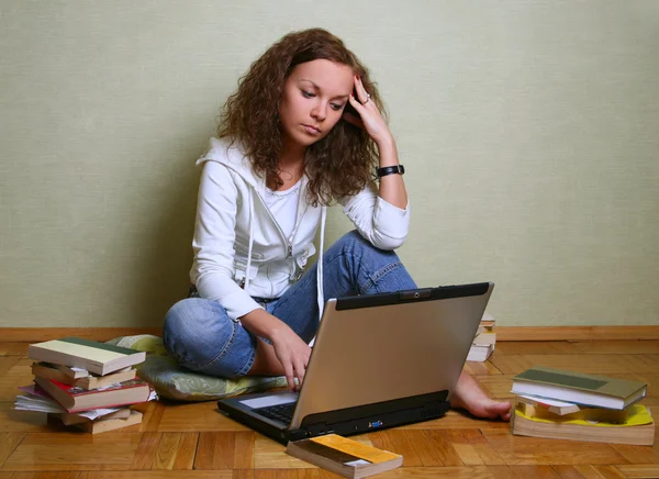 Girl with a computer — Stock Photo, Image