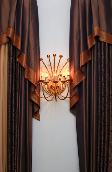 Portieres i lampa podłogowa — Zdjęcie stockowe