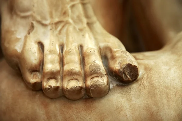 Нога статуи — стоковое фото
