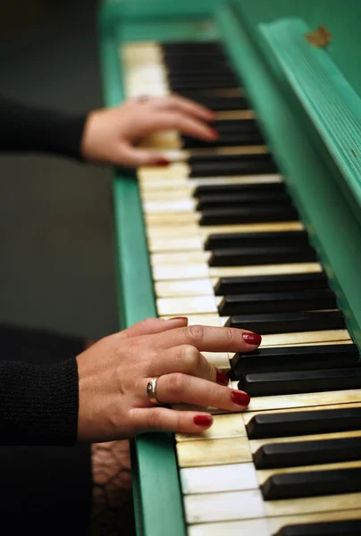 Zielony fortepian — Zdjęcie stockowe