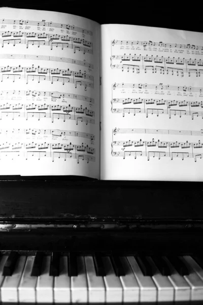 Zongora és a régi jegyzetek — Stock Fotó