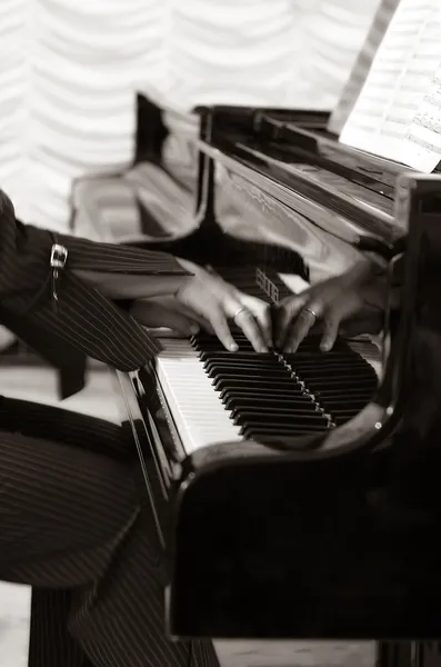 Ręce pianisty — Zdjęcie stockowe