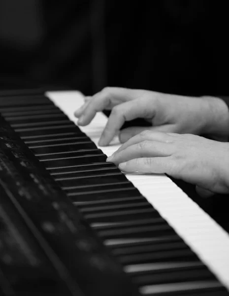 Man plays on a piano — Stock Photo, Image