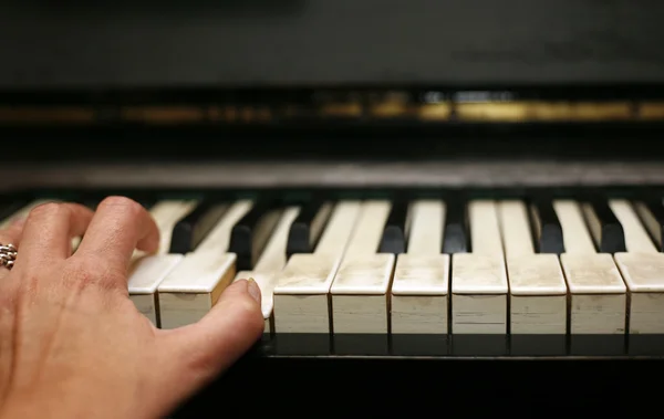 Piano and hand — Stock Photo, Image
