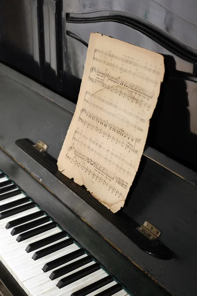 钢琴和旧笔记 — 图库照片