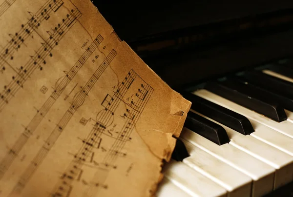 Piyano ve eski notları — Stok fotoğraf
