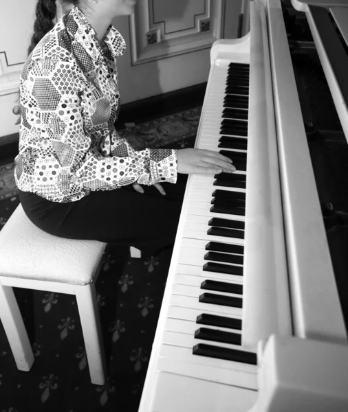Woman playing the white piano — Stock Photo, Image