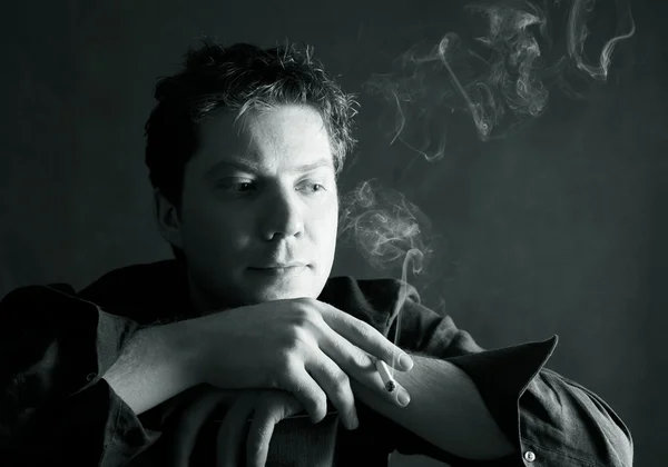 Muž s cigaretou — Stock fotografie
