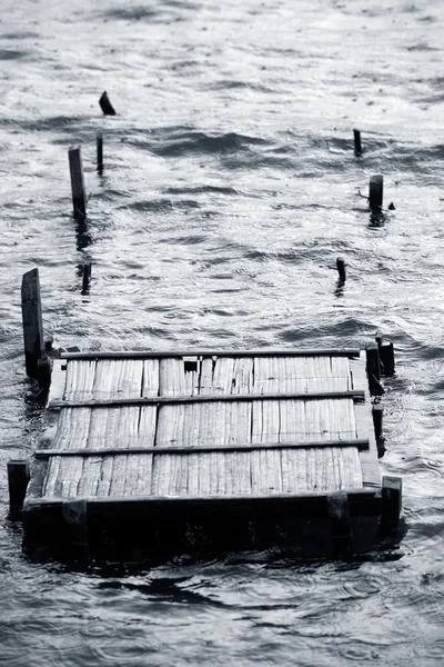 Ponte in legno distrutto — Foto Stock