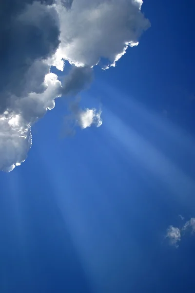 Wolke mit Strahlen — Stockfoto