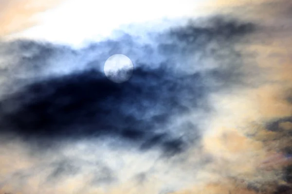 Солнце в облаках — стоковое фото