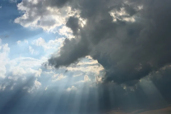 Nube con vigas —  Fotos de Stock