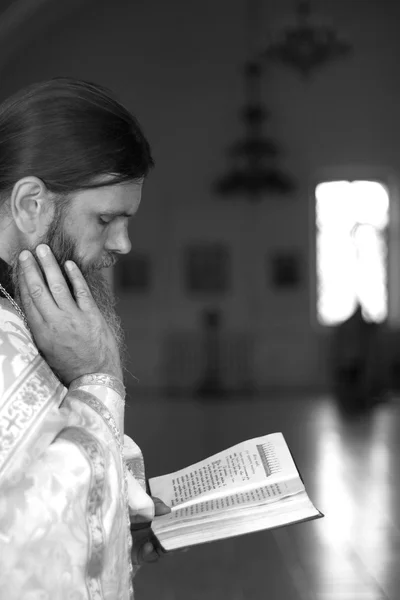 Priester mit Bibel — Stockfoto